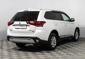 Подержанный автомобиль Mitsubishi Outlander 2018 года (5 фото)