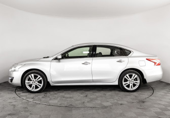 Подержанный автомобиль Nissan Teana 2014 года (10 фото)