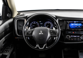 Подержанный автомобиль Mitsubishi Outlander 2015 года (11 фото)