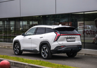 Подержанный автомобиль Geely Atlas 2024 года (8 фото)