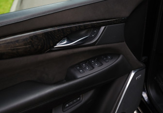 Подержанный автомобиль Cadillac Escalade Suv 2016 года (23 фото)
