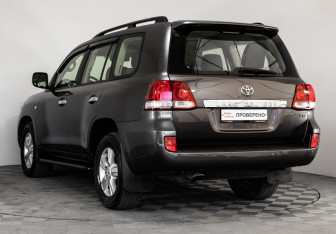 Подержанный автомобиль Toyota Land Cruiser Suv 2008 года (7 фото)