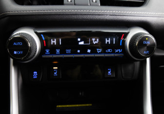 Подержанный автомобиль Toyota RAV4 2020 года (21 фото)