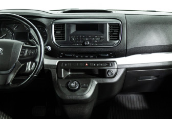 Подержанный автомобиль Peugeot Traveller 2020 года (14 фото)