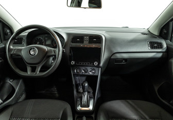 Подержанный автомобиль Volkswagen Polo Sedan 2017 года (13 фото)