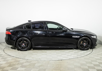 Подержанный автомобиль Jaguar XE 2016 года (4 фото)