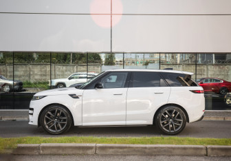 Подержанный автомобиль Land Rover Range Rover Sport 2022 года (9 фото)