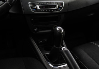 Подержанный автомобиль Renault Fluence 2014 года (12 фото)