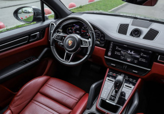 Подержанный автомобиль Porsche Cayenne 2018 года (13 фото)