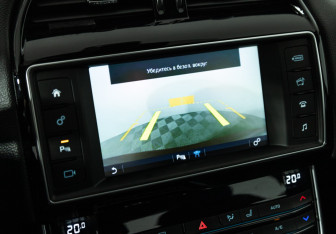 Подержанный автомобиль Jaguar XE 2015 года (19 фото)