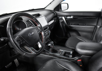 Подержанный автомобиль Kia Sorento 2013 года (8 фото)