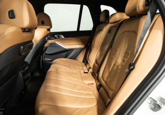 Подержанный автомобиль BMW X5 2019 года (10 фото)