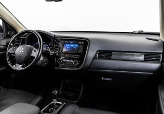 Подержанный автомобиль Mitsubishi Outlander 2015 года (9 фото)