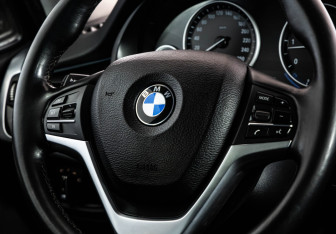 Подержанный автомобиль BMW X5 2016 года (12 фото)