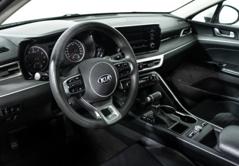 Подержанный автомобиль Kia K5 2020 года (11 фото)