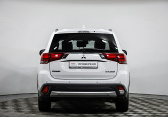 Подержанный автомобиль Mitsubishi Outlander 2017 года (6 фото)