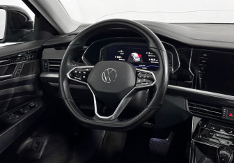 Подержанный автомобиль Volkswagen Passat Sedan 2023 года (17 фото)