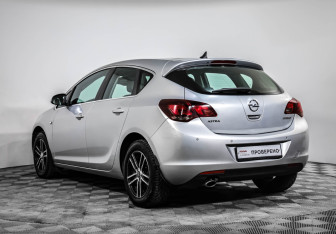 Подержанный автомобиль Opel Astra Hatchback 2011 года (7 фото)