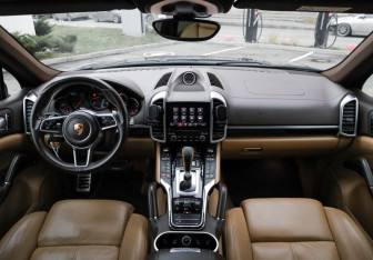 Подержанный автомобиль Porsche Cayenne 2017 года (11 фото)