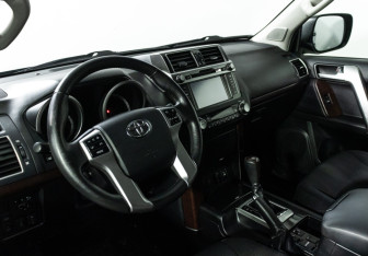 Подержанный автомобиль Toyota Land Cruiser Prado 2014 года (11 фото)