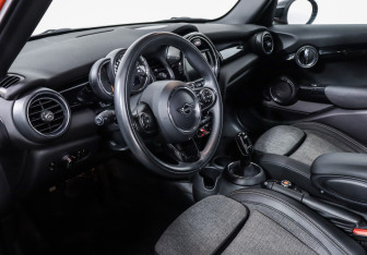 Подержанный автомобиль MINI Hatch 2019 года (10 фото)