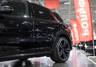 Подержанный автомобиль Porsche Cayenne 2020 года (2 фото)