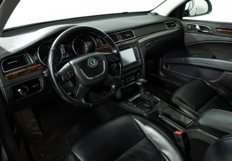 Подержанный автомобиль Skoda Superb Liftback 2011 года (11 фото)