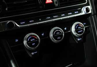 Подержанный автомобиль Genesis G70 2019 года (20 фото)