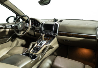 Подержанный автомобиль Porsche Cayenne 2010 года (9 фото)