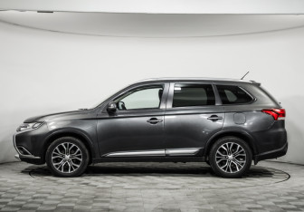 Подержанный автомобиль Mitsubishi Outlander 2016 года (8 фото)