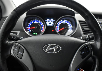 Подержанный автомобиль Hyundai Elantra Sedan 2015 года (16 фото)