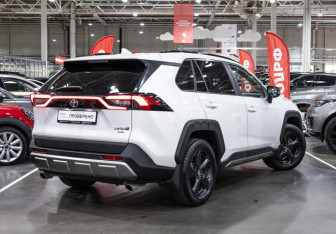 Подержанный автомобиль Toyota RAV4 2022 года (6 фото)