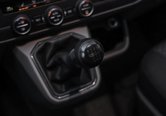 Подержанный автомобиль Volkswagen Caravelle 2020 года (18 фото)