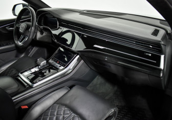 Подержанный автомобиль Audi Q8 2019 года (14 фото)