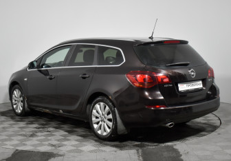 Подержанный автомобиль Opel Astra Wagon 2012 года (7 фото)