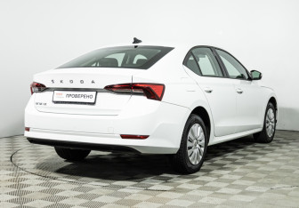 Подержанный автомобиль Skoda Octavia Liftback 2021 года (5 фото)
