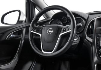 Подержанный автомобиль Opel Astra Hatchback 2011 года (15 фото)