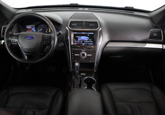 Подержанный автомобиль Ford Explorer 2015 года (9 фото)