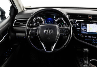 Подержанный автомобиль Toyota Camry Sedan 2019 года (12 фото)