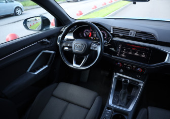 Подержанный автомобиль Audi Q3 2019 года (13 фото)