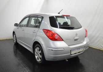 Подержанный автомобиль Nissan Tiida Hatchback 2010 года (7 фото)