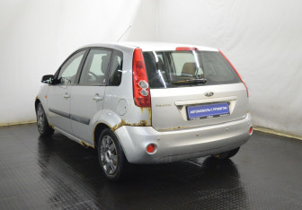 Подержанный автомобиль Ford Fiesta Hatchback 2006 года (7 фото)