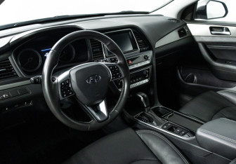 Подержанный автомобиль Hyundai Sonata 2018 года (11 фото)