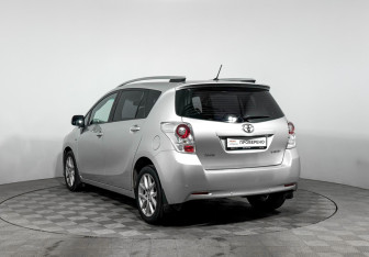 Подержанный автомобиль Toyota Verso 2010 года (7 фото)