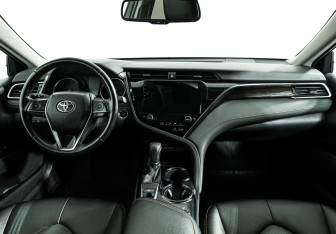 Подержанный автомобиль Toyota Camry Sedan 2018 года (13 фото)