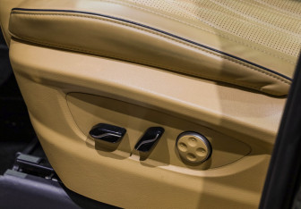 Подержанный автомобиль Voyah Dream 2023 года (27 фото)