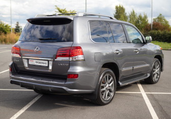 Подержанный автомобиль Lexus LX 2014 года (8 фото)