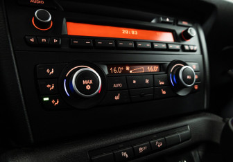 Подержанный автомобиль BMW X1 2012 года (15 фото)