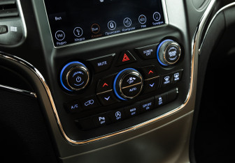 Подержанный автомобиль Jeep Grand Cherokee 2017 года (18 фото)
