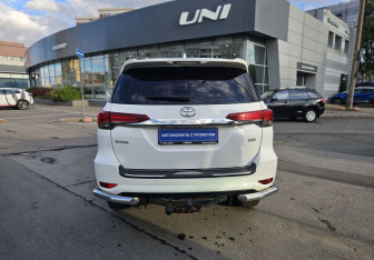 Подержанный автомобиль Toyota Fortuner 2017 года (5 фото)